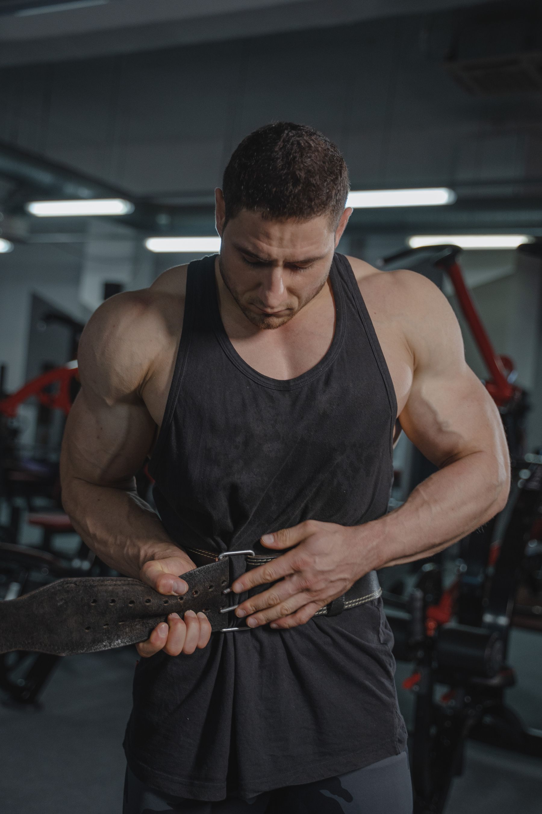 Spor salonunda deri ağırlık kemerini beline takan sporcu