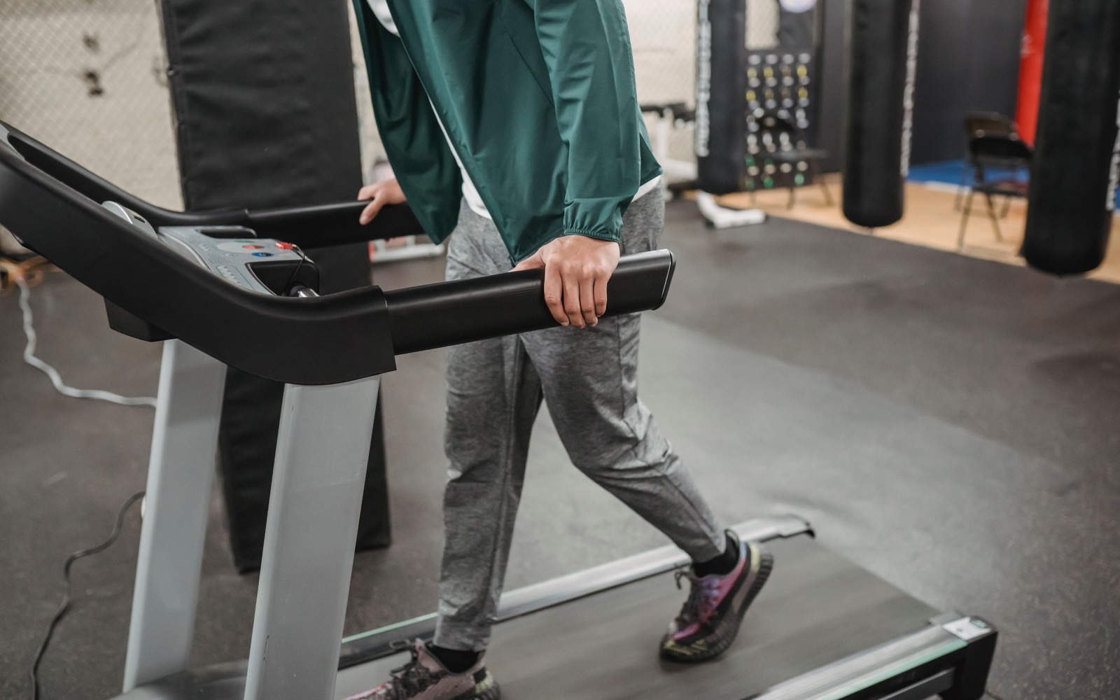 Modern spor salonunda koşu bandında yürüyen sporcu