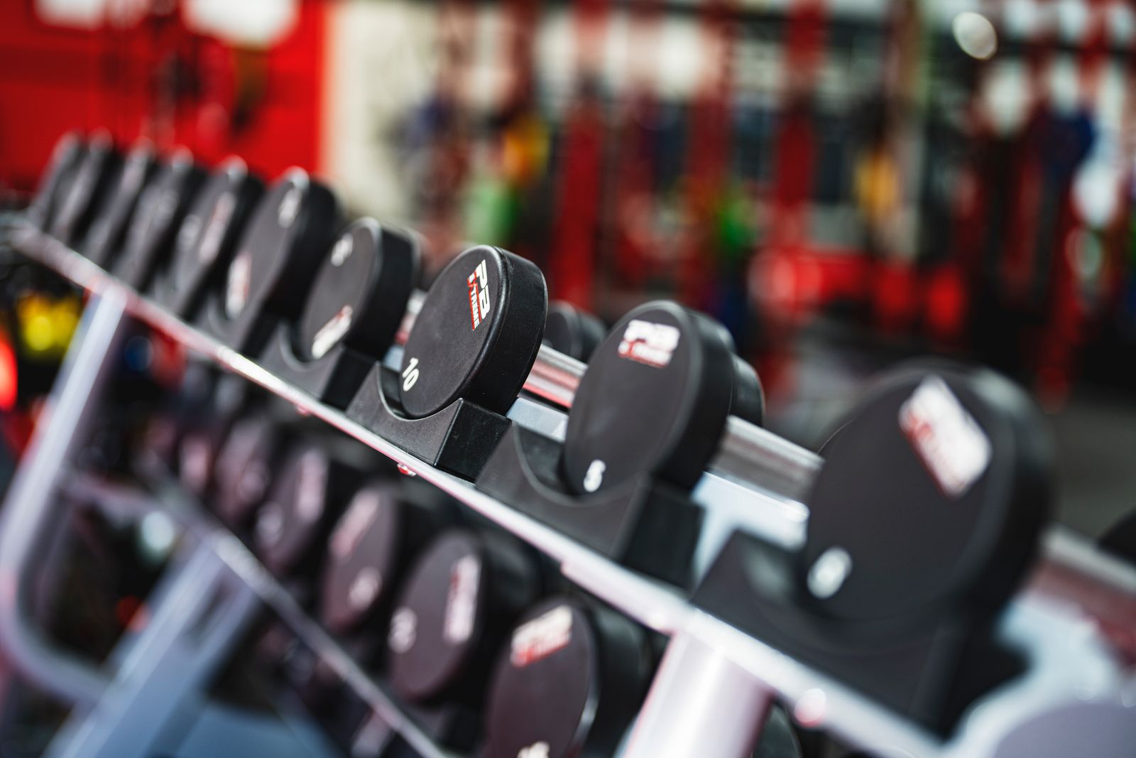 Antrenmana geri dönüşü anlatan yazının kapağında spor salonundaki dambıl rafı