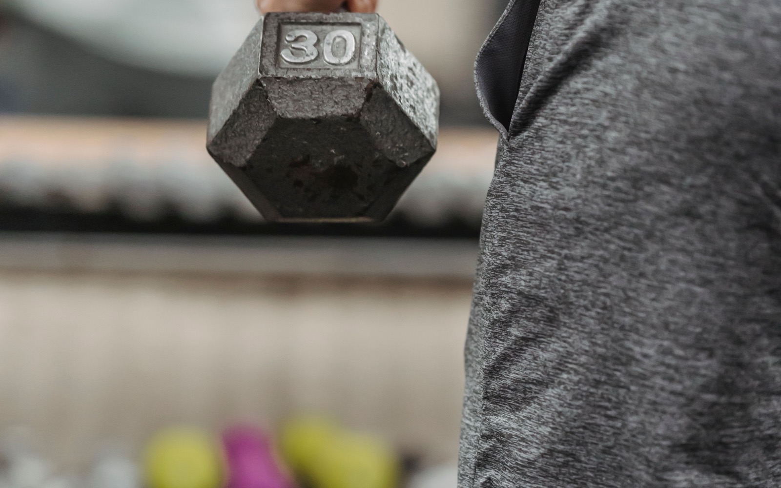 Spor salonunda dambılla çalışan bir sporcunun yakın plan görüntüsü