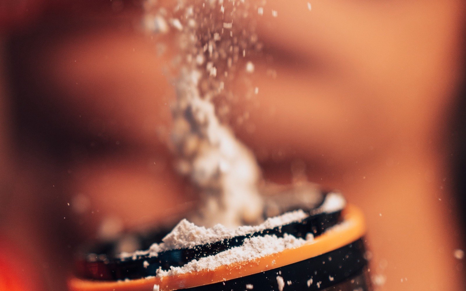 Bir ölçek ve shaker üzerine dökülen protein tozu