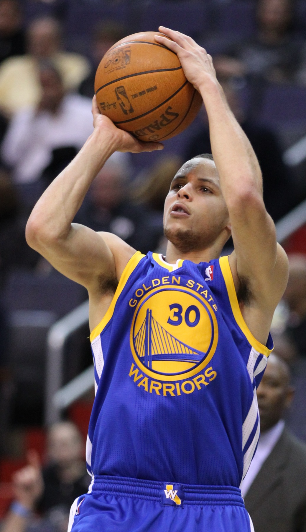 Stephen Curry, 2 Mart 2011 tarihli maçta topu şut pozisyonuna kaldırırken